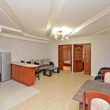 Apartment In Abovyan Street, エレバン エクステリア 写真